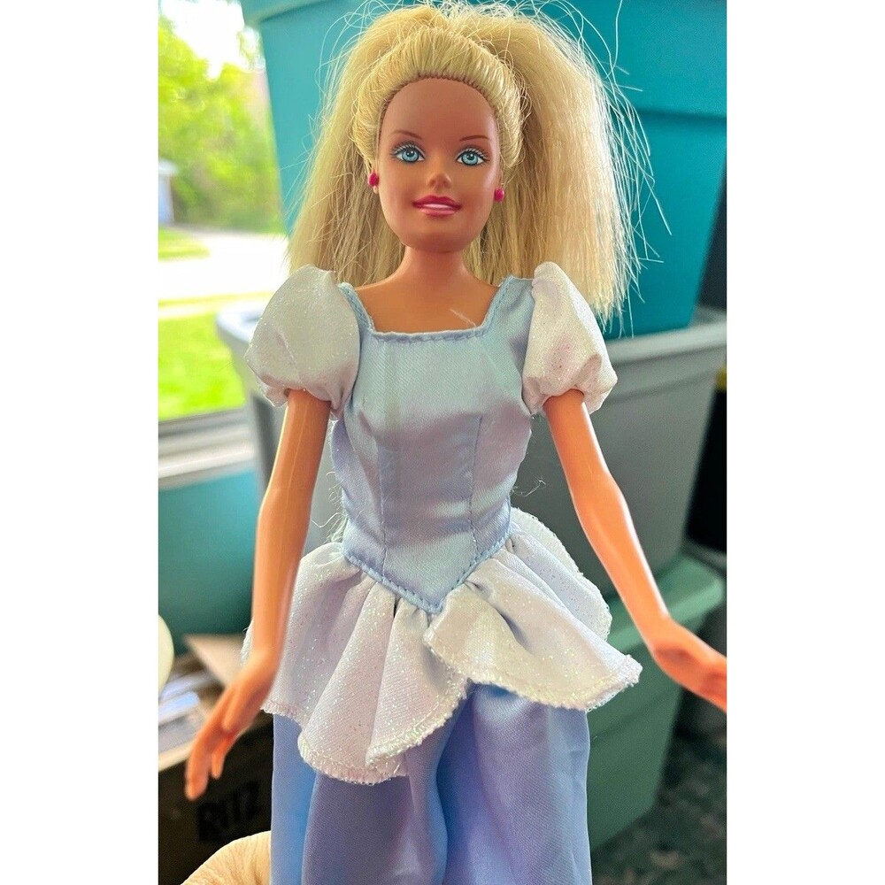 Vintage Barbie 1999 blonde hair, blue eyes excellent condition legs & arms bend